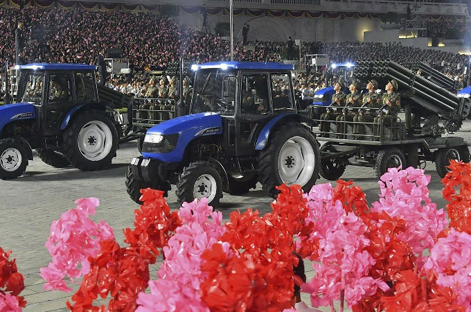 북한 정권 수립 75주년인 9·9절을 맞아 9일 북한 평양 김일성광장에서 열린 ‘민방위 무력 열병식’에서 방사포를 장착한 농업용 트랙터가 행진하고 있다. AP 뉴시스