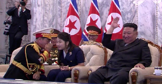 이날 열병식에서는 원수 계급장을 단 박정천 군정지도부장(왼쪽)이 주석단 특별석에 앉은 김정은 국무위원장의 딸 주애에게 한쪽 무릎을 꿇고 귓속말을 하는 장면도 포착됐다. 뉴시스
