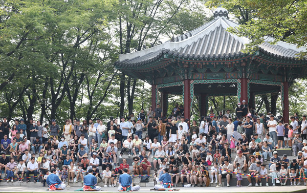 낮 최고기온이 31도까지 오르는 등 늦더위가 이어진 10일 서울 용산구 남산타워를 찾은 시민들과 관광객들이 국악 공연을 보고 있다. 2023.9.10/뉴스1 ⓒ News1