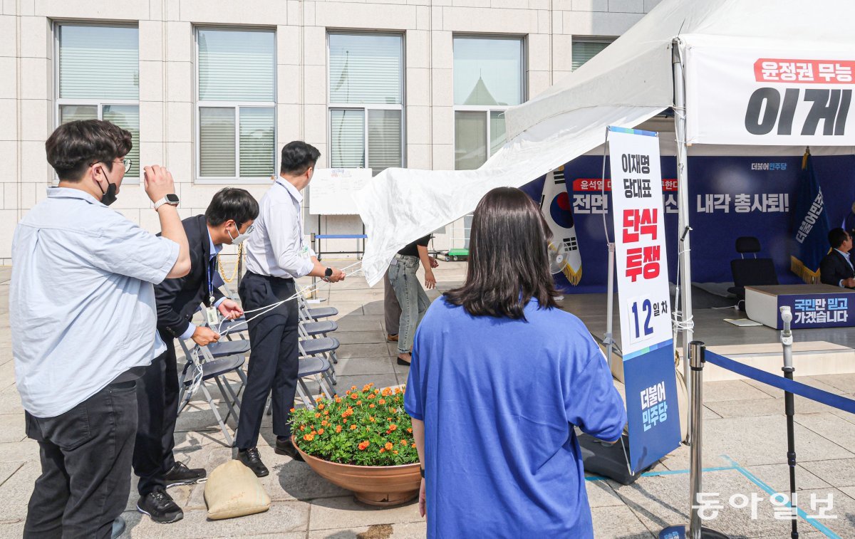 11일 더불어민주당 관계자들이 최고위원회가 종료되자 단식투쟁 천막을 정리하고 있다. 박형기 기자 oneshot@donga.com