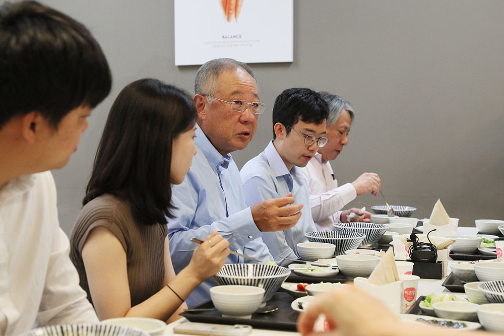 류진 전경련 회장이 11일 서울 여의도 전경련회관 구내식당에서 수산물로 구성된 메뉴로 임직원들과 식사를 하고 있다. (사진=전경련 제공) 2023.09.11.