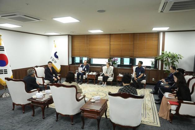 김영호 통일부 장관은 11일 서울 종로구 정부서울청사에서 귀환 국군포로 및 납북자·국군포로 피해자 가족들과 만났다.(통일부 제공)