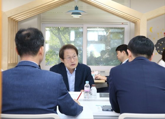 조희연 서울시교육감이 지난 8일 오전 서울 서대문구 연희중학교에서 2학기 교육활동 및 더 질 높은 학교교육을 위한 학교 지원방안을 주제로 교직원, 학생, 학부모와 간담회를 하고 있다. (서울시교육청 제공) /뉴스1