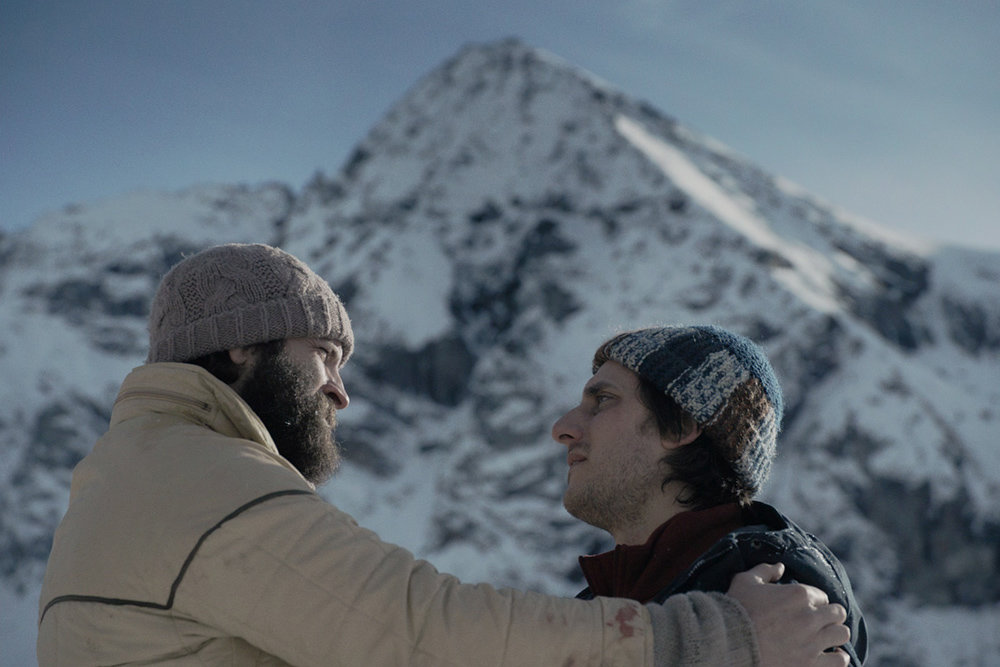 영화 ‘여덟 개의 산’에서 피에트로(오른쪽)가 브루노와 함께 지은 알프스산맥 속 집을 떠나며 작별 인사를 하고 있다. 영화사 진진 제공