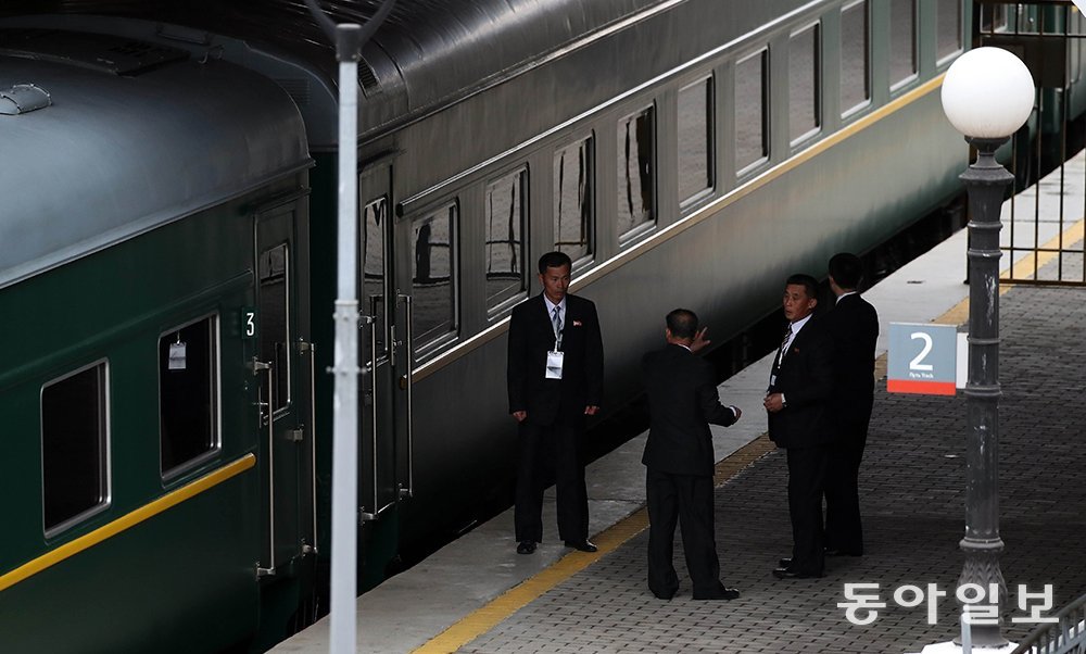 김정은 북한 국무위원장이 북·러 정상회담을 위해 24일 오후 전용열차편으로 러시아 블라디보스톡 역에 도착했다. 김 위원장이 숙소로 향한 뒤 열차가 정차해 앴다. 양회성 기자 yohan@donga.com