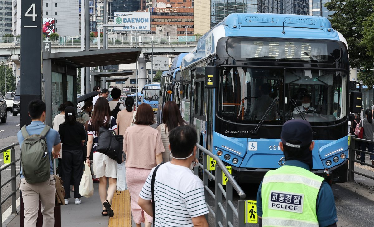 서울시가 대중교통을 무제한으로 이용할 수 있는 ‘기후동행카드’ 도입을 발표한 11일 오후 서울 중구 서울역 버스종합환승센터에서 시민들이 시내버스를 이용하고 있다. 2023.9.11. 뉴스1