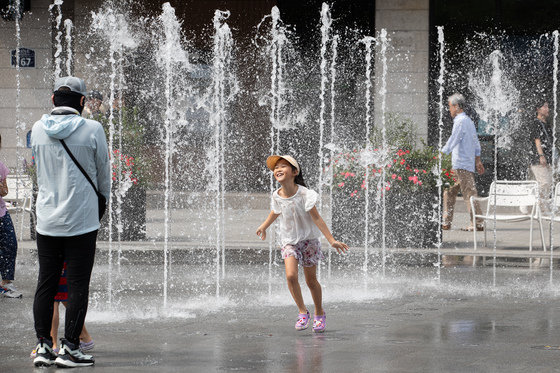 낮 최고기온이 31도까지 오르는 등 늦더위가 이어지고 있는 10일 서울 광화문광장을 찾은 한 어린이가 물놀이를 즐기며 더위를 식히고 있다. 2023.9.10 뉴스1