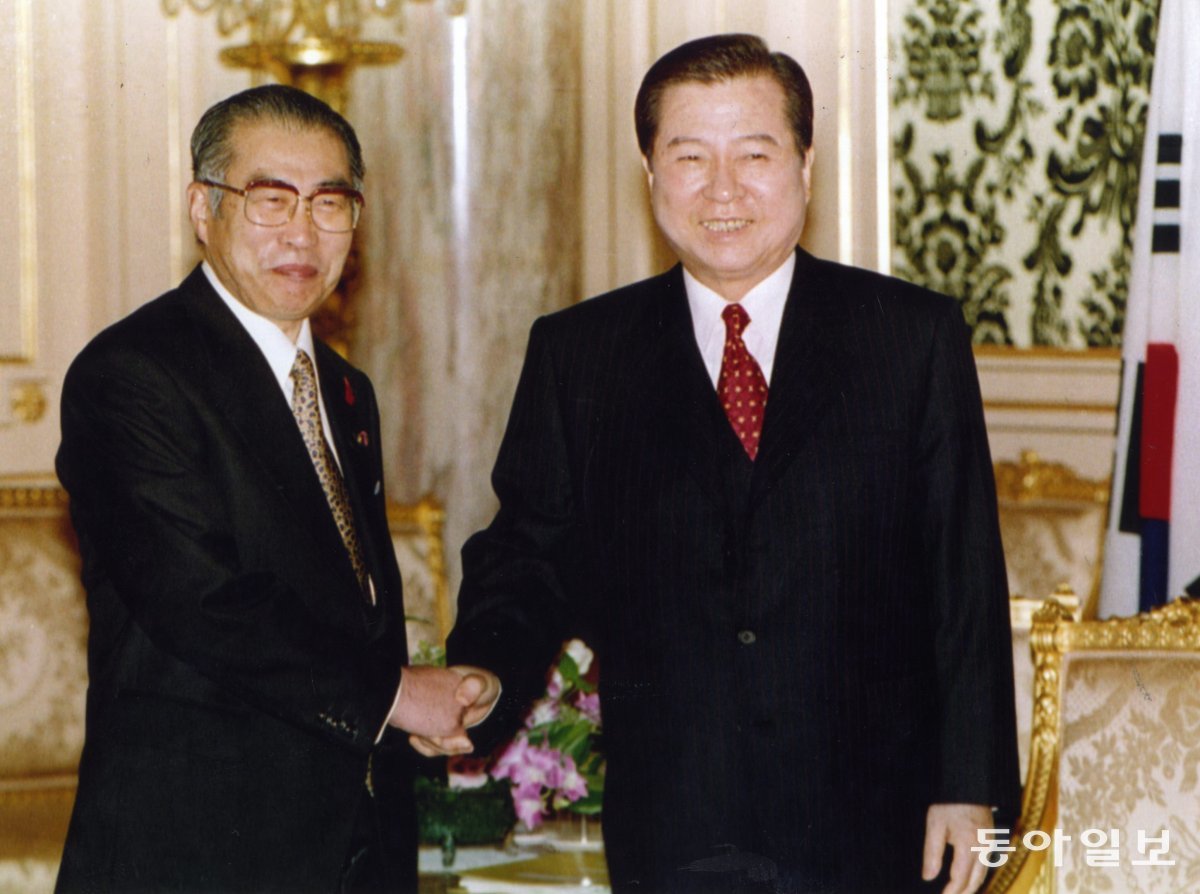 1998년 10월 8일 김대중 당시 대통령(오른쪽)과 오부치 게이조 당시 일본 총리가 일본 도쿄 영빈관에서 한일 정상회담을 갖기에 앞서 악수를 하고 있다. 오부치 유코 의원은 오부치 전 총리 딸이다. 동아일보DB