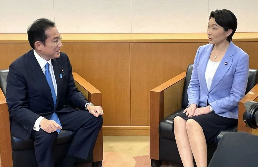 지난해 6월 일본 참의원 선거를 앞두고 기시다 후미오 일본 총리(왼쪽)가 오부치 유코 의원과 만나 대화를 나누고 있다. 출처=오부치 유코 인스타그램