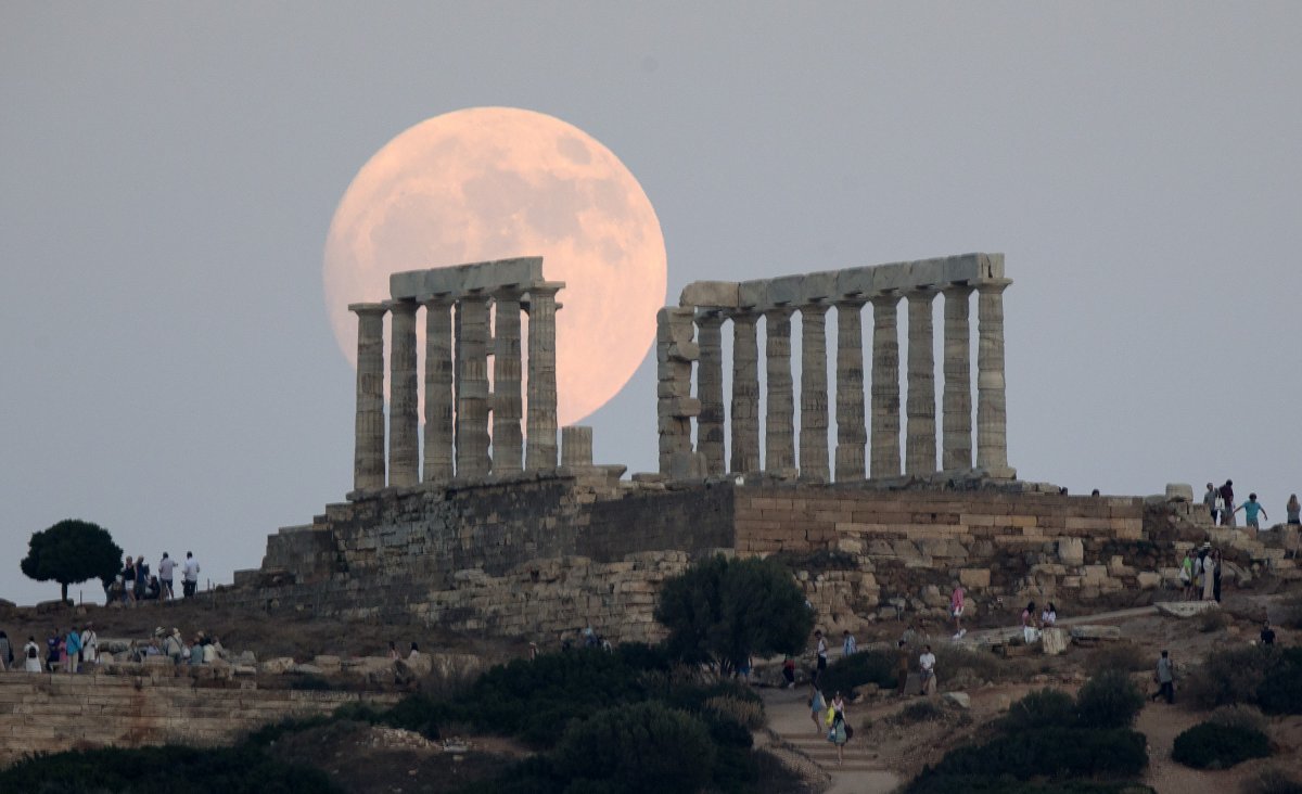 7월 2일(현지 시간) 그리스 수니온곶의 포세이돈 신전 뒤로 보름달이 떠오르고 있다.  수니온곶=신화 뉴시스