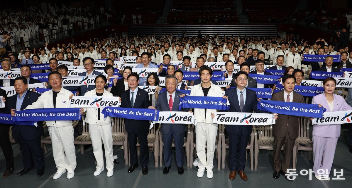 12일 서울 송파구 올림픽공원 올림픽홀에서 2022 항저우 아시안게임 대한민국 선수단 결단식이 열렸다. 참석자들이 기념 촬영을 하고 있다. 김재명 기자 base@donga.com