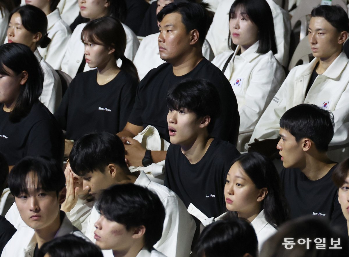 수영 황선우 선수를 비롯한 국가대표 선수단이 결단식을 지켜보고 있다. 김재명 기자 base@donga.com