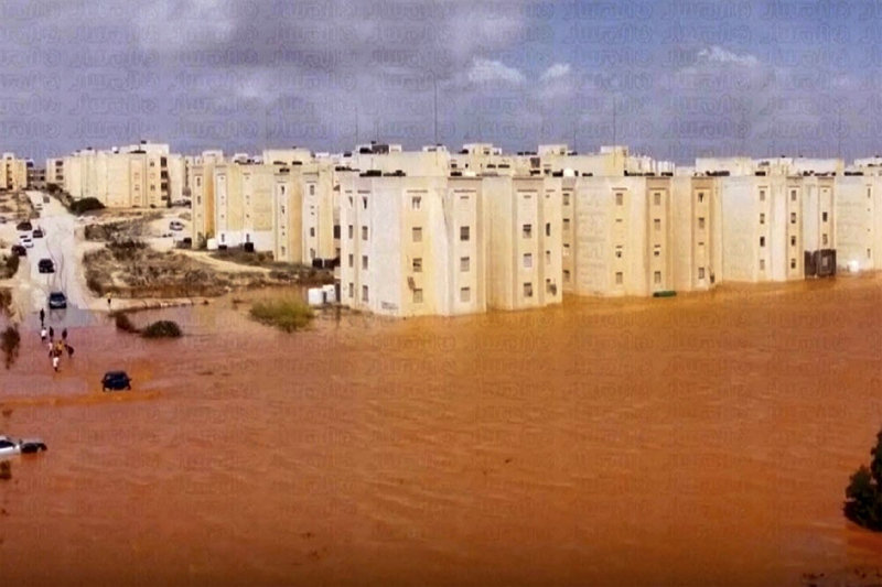 리비아 동부 강타한 폭풍 ‘대니얼’, 지난주 그리스도 휩쓸어 11일 그리스에서 15명의 목숨을 앗아간 폭풍 ‘대니얼’이 지중해를 건너 리비아를 강타하면서 동부 마르즈 시내가 물에 잠겨 있다. 대니얼이 초래한 홍수로 사망자가 3000명이 넘고 실종자도 1만 명이 넘는 것으로 전해졌다. AP 뉴시스