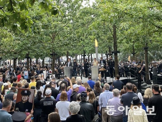 11일 미국 뉴욕 맨해튼 9·11 추모공원에서 열린 22주년 9·11테러 희생자 추모식에서 유족들이 희생자들의 이름을 부르며 추모하고 있다. 뉴욕=김현수 특파원 kimhs@donga.com
