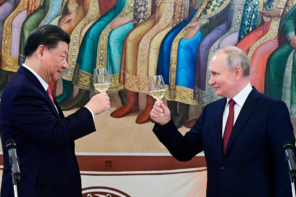 블라디미르 푸틴(오른쪽) 러시아 대통령과 시진핑 중국 국가주석이 21일(현지시간) 모스크바 크렘린의 궁전에서 열린 만찬 중 건배하고 있다. 2023.03.22. [모스크바=AP/뉴시스]