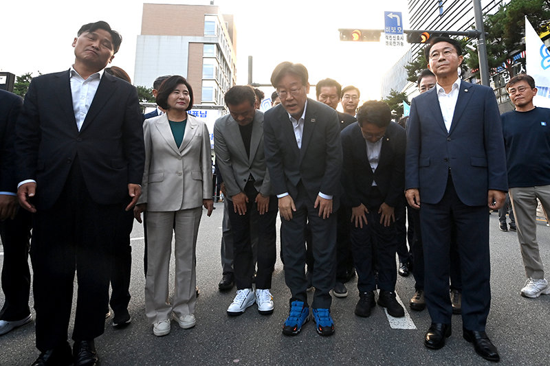 이재명 더불어민주당 대표가 12일 오후 수원시 영통구 수원지방검찰청에서 쌍방울그룹 대북송금 의혹 관련 재조사를 마친 뒤 지지자들에게 인사를 하고 있다. (공동취재사진) 2023.09.12.