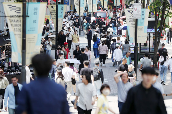 서울 중구 명동거리가 직장인들을 비롯한 시민들로 북적이고 있다. 2023.5.23/뉴스1 ⓒ News1