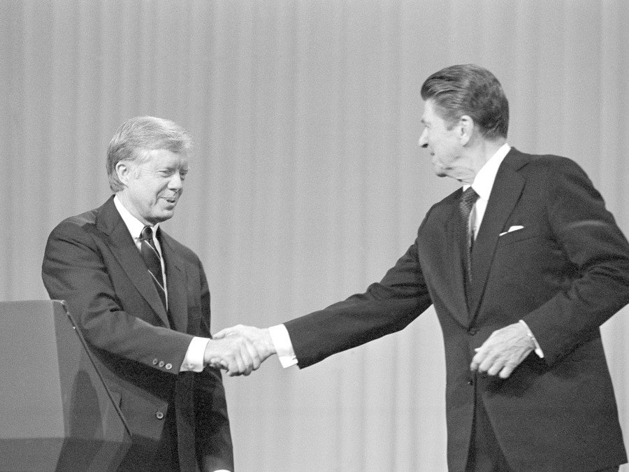 1980년 대선 토론에서 지미 카터 대통령(왼쪽)과 로널드 레이건 후보가 악수하는 모습. 로널드 레이건 대통령 도서관 홈페이지