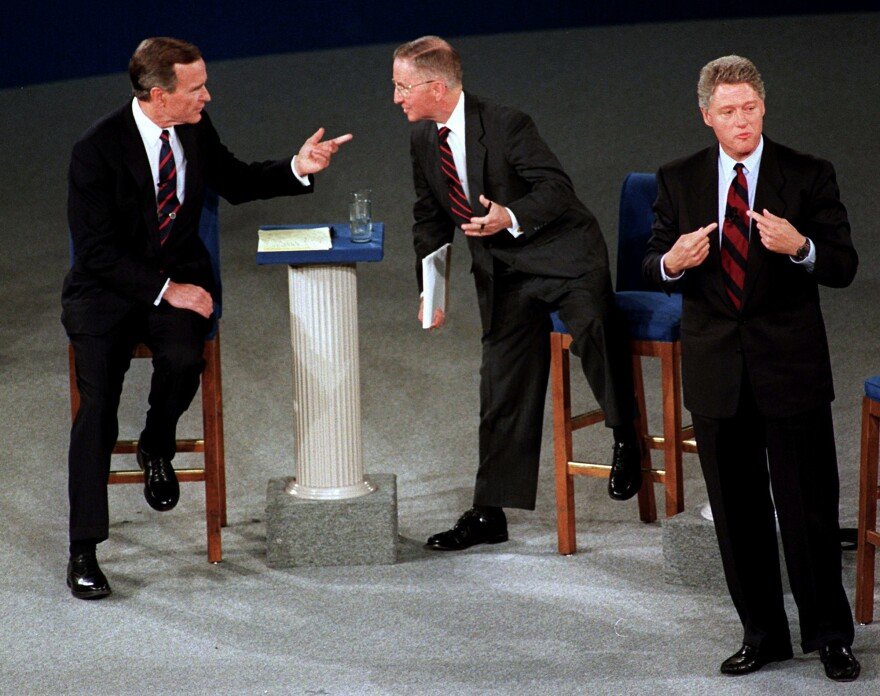 1992년 대선 토론이 끝난 뒤 대화를 나누는 조지 H W 부시 대통령, 로스 페로 후보, 빌 클린턴 후보(왼쪽부터). 조지 H W 부시 도서관센터 홈페이지