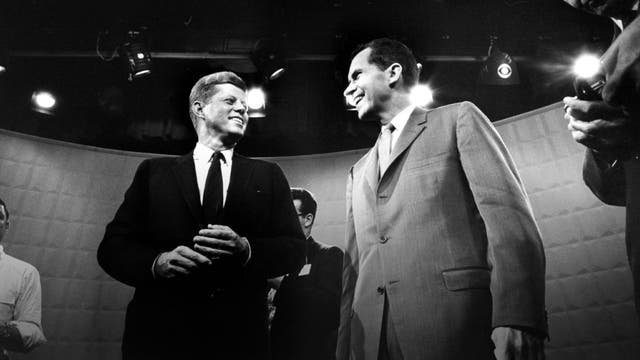 1960년 대선 토론에서 존 F 케네디 후보(왼쪽)와 리처드 닉슨 후보(오른쪽). 존 F 케네디 대통령 도서관 홈페이지