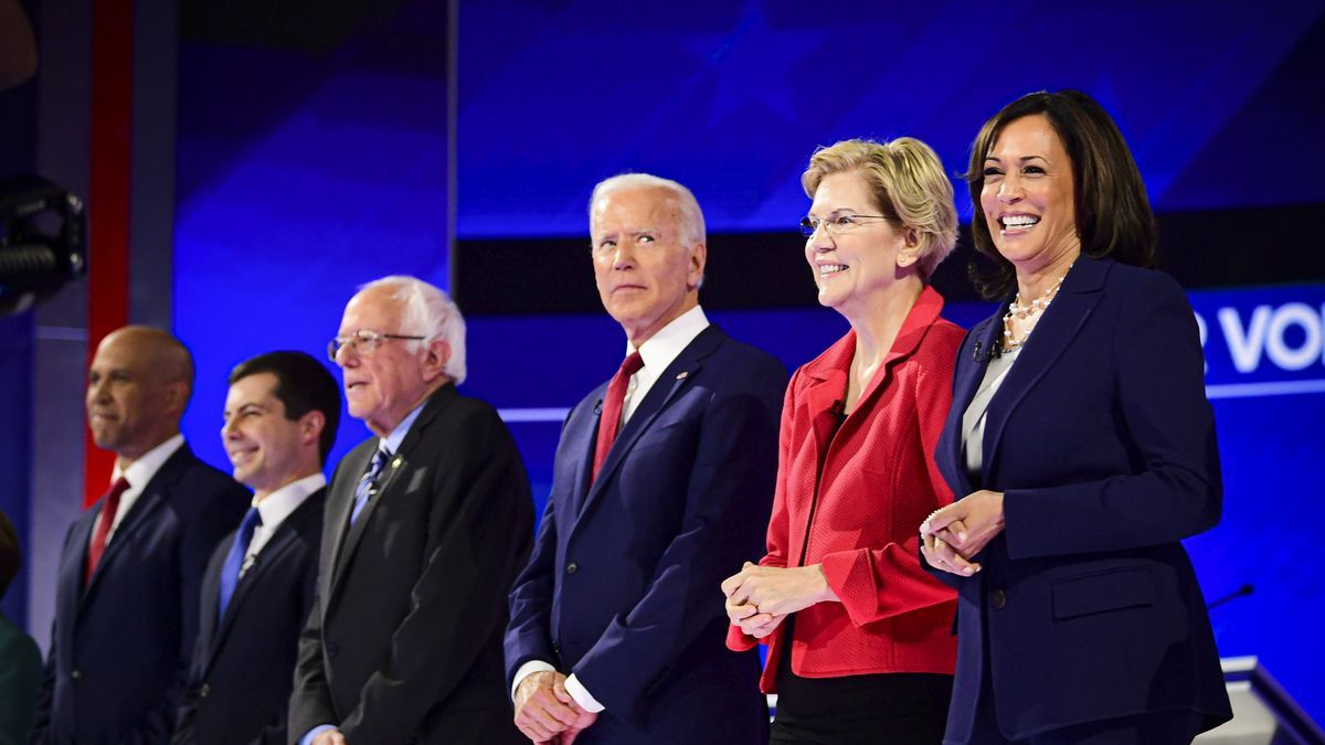 2020 대선 민주당 후보들이 TV 토론에서 인사하는 보습. 위키피디아.