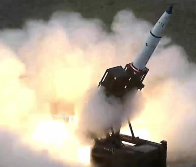 시험발사되고 있는 장거리 지대공 미사일(L-SAM). 대한민국 국방부 제공