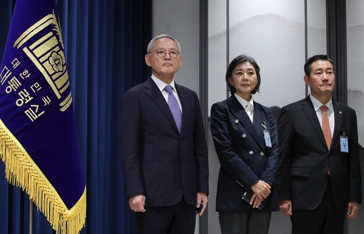 신임 문화체육관광부 장관으로 지명된 유인촌 대통령실 문화체육특별보좌관(왼쪽부터), 신임 여성가족부 장관으로 지명된 김행 전 국민의힘 비상대책위원, 신임 국방부 장관으로 지명된 신원식 국민의힘 의원이 13일 서울 용산 대통령실 청사에서 김대기 비서실장의 인사 발표 관련 브리핑을 듣고 있다. 뉴시스