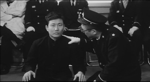 영화 ‘교사형’에서 사형수 R(왼쪽)은 사형장에서 국가가 자신의 죄를 물을 수 없다며 무죄임을 주장한다.  아트시어터길드 제공