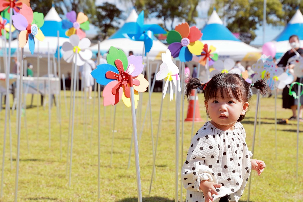 지난해 대구 북구 산격대교 금호강 바람소리길 축제장을 찾은 어린이가 바람개비 모형을 바라보고 있다. 대구 북구 제공