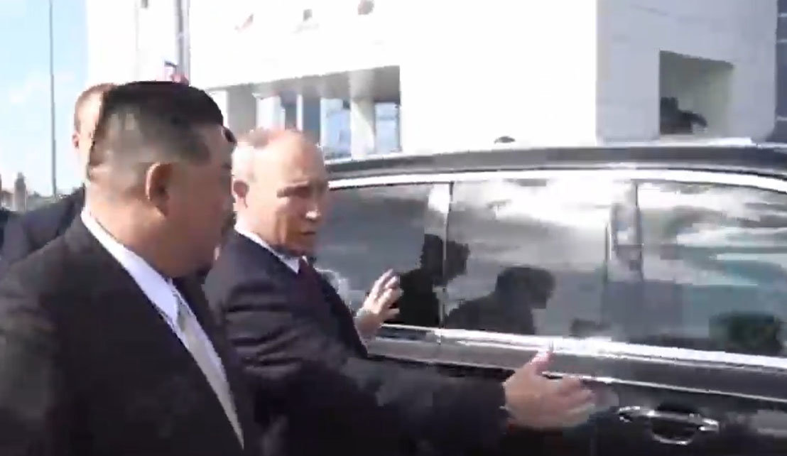 13일 블라디미르 푸틴 러시아 대통령이 ‘러시아판 롤스로이스’라고 불리는 자신의 아우루스 차량을 김정은 북한 국무위원장에게 소개하고 있다. 러시아 국영방송 기자 텔레그램
