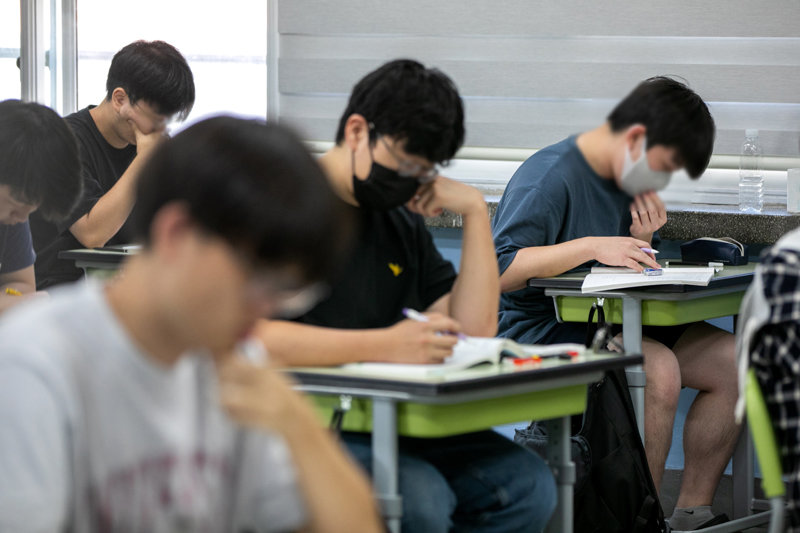 2024학년도 대학수학능력시험 9월 모의평가가 실시된 6일 서울 영등포구 여의도고에서 수험생들이 시험 준비를 하고 있다. 사진공동취재단