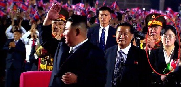 2022년 9월 북한 정권수립일 74주년 경축 행사에서 김정은 총비서와 그 가까이에서 수행하고 있는 새 수행원 홍윤미(조선중앙TV 갈무리)ⓒ 뉴스1