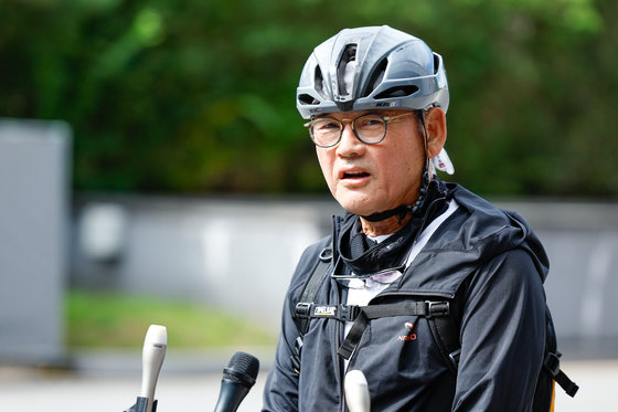 유인촌 문화체육관광부 장관 후보자가 14일 오전 서울 종로구 모처에 마련된 인사청문회 준비 사무실에 자전거를 타고 출근, 취재진 질문에 답하고 있다. 2023.9.14. 뉴스1