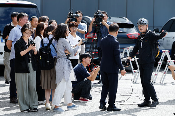 유인촌 문화체육관광부 장관 후보자가 14일 오전 서울 종로구 모처에 마련된 인사청문회 준비 사무실에 자전거를 타고 출근, 취재진 질문에 답변한 뒤 이동하고 있다. 2023.9.14. 뉴스1