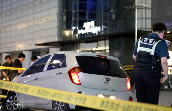 서현역 일대에서 묻지마 흉기 난동 사건이 발생한 3일 오후 경기 성남시 분당 서현역 AK백화점 앞에 범인이 인도로 돌진한 차량이 세워져 있다.ⓒ News1