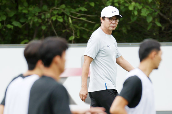 황선홍 항저우 아시안게임 축구대표팀 감독이 14일 오전 경기도 파주 축구국가대표트레이닝센터(NFC)에서 훈련을 지도하고 있다. 2023.9.14. 뉴스1