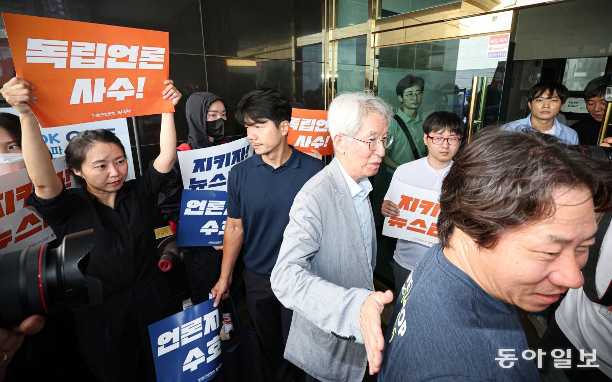 14일 김용진 뉴스타파 대표(가운데)를 비롯한 직원들이 검찰 수사관들을 따라 건물 안으로 들어가고 있다. 박형기 기자 oneshot@donga.com