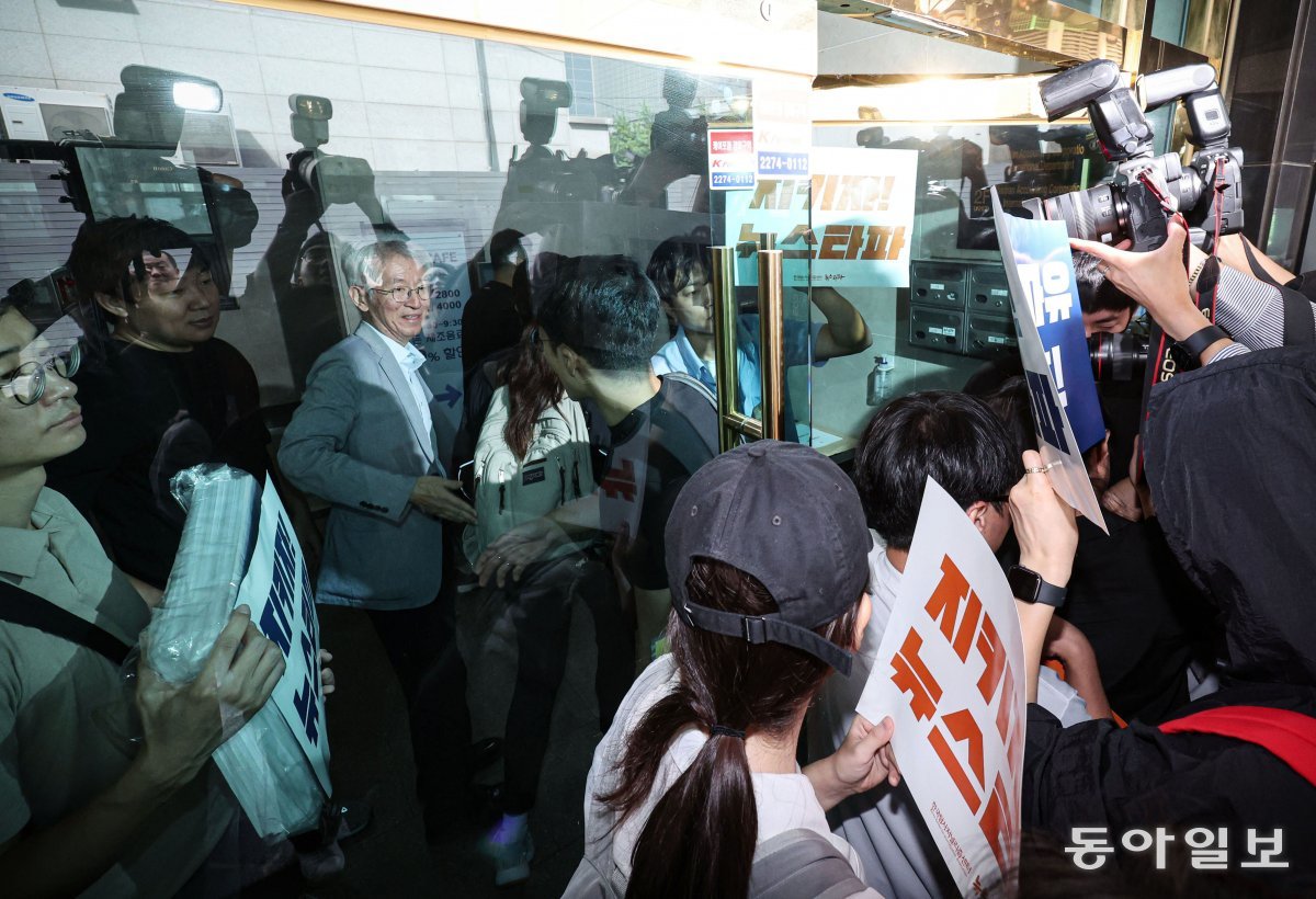 14일 뉴스타파 직원들이 검찰 수사관들을 따라 건물 안으로 들어가고 있다. 박형기 기자 oneshot@donga.com