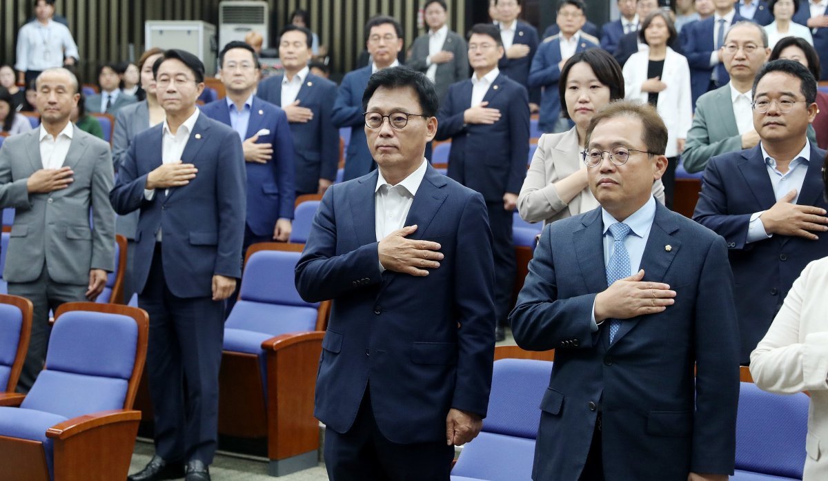 박광온 더불어민주당 원내대표를 비롯한 의원들이 14일 오전 서울 여의도 국회에서 열린 의원총회에서 국민의례를 하고 있다. 2023.09.14. 뉴시스