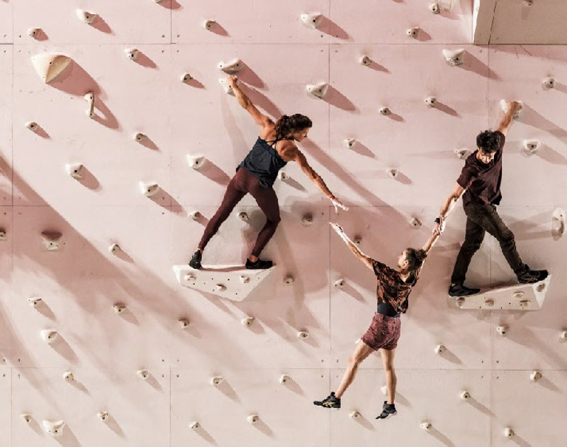 서울 중구 국립극장에서 다음 달 6일 공연되는 프랑스 샤요 국립무용극장의 ‘익스트림 바디’에서 10명의 무용수들은 서커스와 클라이밍, 현대무용이 결합된 역동적인 움직임을 보여준다. SPAF 제공 ⓒPascale Cholette