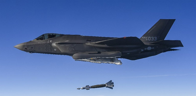 타격 훈련 중인 F-35A 스텔스 전투기. 미 국방부는 13일(현지 시간) 한국에 F-35A 25대 판매를 잠정 승인했다. 합참 제공