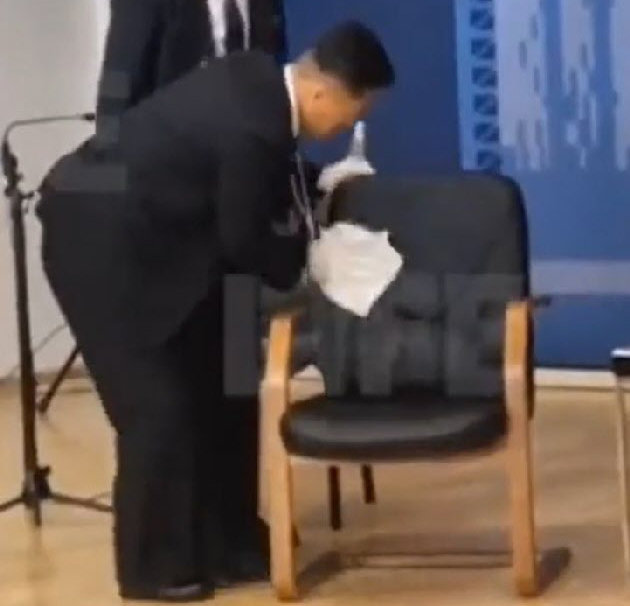 13일(현지 시간) 러시아 보스토치니 우주기지에서 김정은 북한 국무위원장 경호원이 흰 장갑을 낀 채 김 위원장이 앉을 의자를 닦고 있다. 사진 출처 X(옛 트위터)