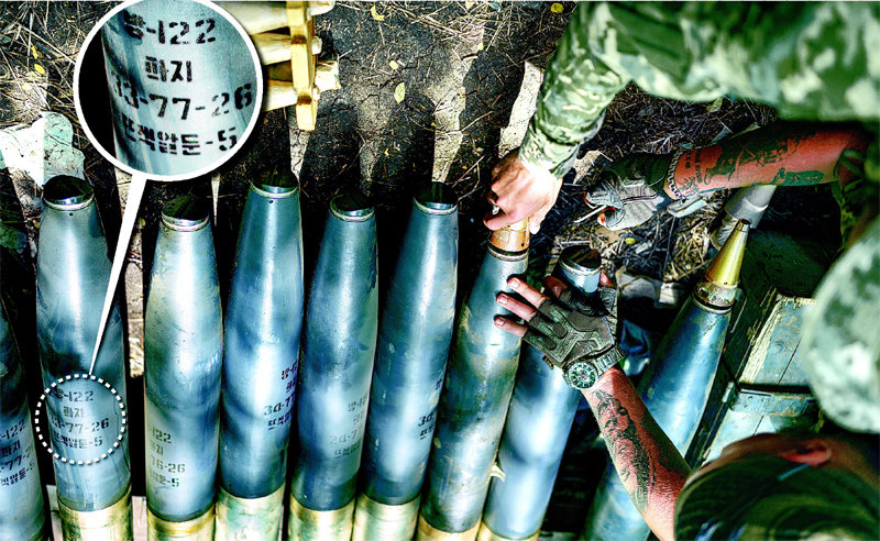 러에 넘긴 北 로켓포탄, 우크라서 발견…  ‘방-122’ 한글 선명 6월 우크라이나 포병대가 우크라이나 남부 자포리자주에 위치한 오리히우 인근에서 다연장 로켓포인 ‘그라드(Grad)’에 북한제 
122mm 다연장 로켓포탄을 싣고 있는 모습. 이 포탄들에는 122mm 방사포탄을 의미하는 ‘방-122’ 등 한글이 적혀 있다. 
영국 파이낸셜타임스(FT)는 ‘우크라이나에 우호적인 국가’가 러시아군 손에 건너가기 전 이 북한제 포탄을 압수해 우크라이나군에 
전했다고 7월 보도했다. 게티이미지코리아