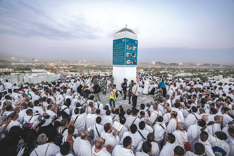 올해 6월 이슬람 최대 행사 ‘성지순례(하지)’에 참석한 무슬림 순례자들이 사우디아라비아의 이슬람 성지 메카의 아라파트 언덕에 모여 있다. 이 행사에는 최소 200만 명이 참석한 것으로 추산된다. 메카=AP 뉴시스