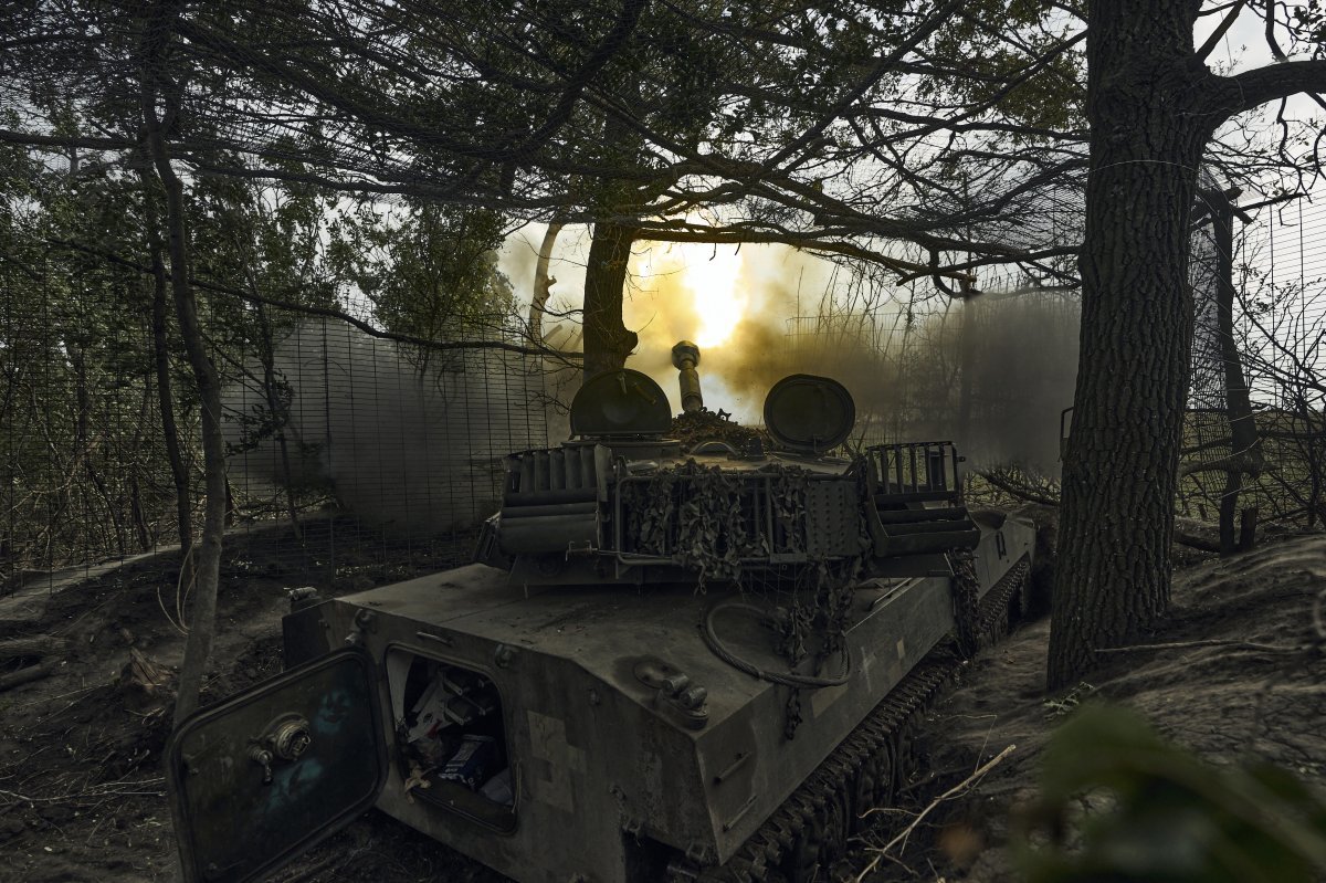 1일(현지시각) 우크라이나 도네츠크주 바흐무트 인근 전선에서 우크라이나군 자주포가 러시아 진영으로 포탄을 발사하고 있다. 2023.09.02 바흐무트=AP/뉴시스