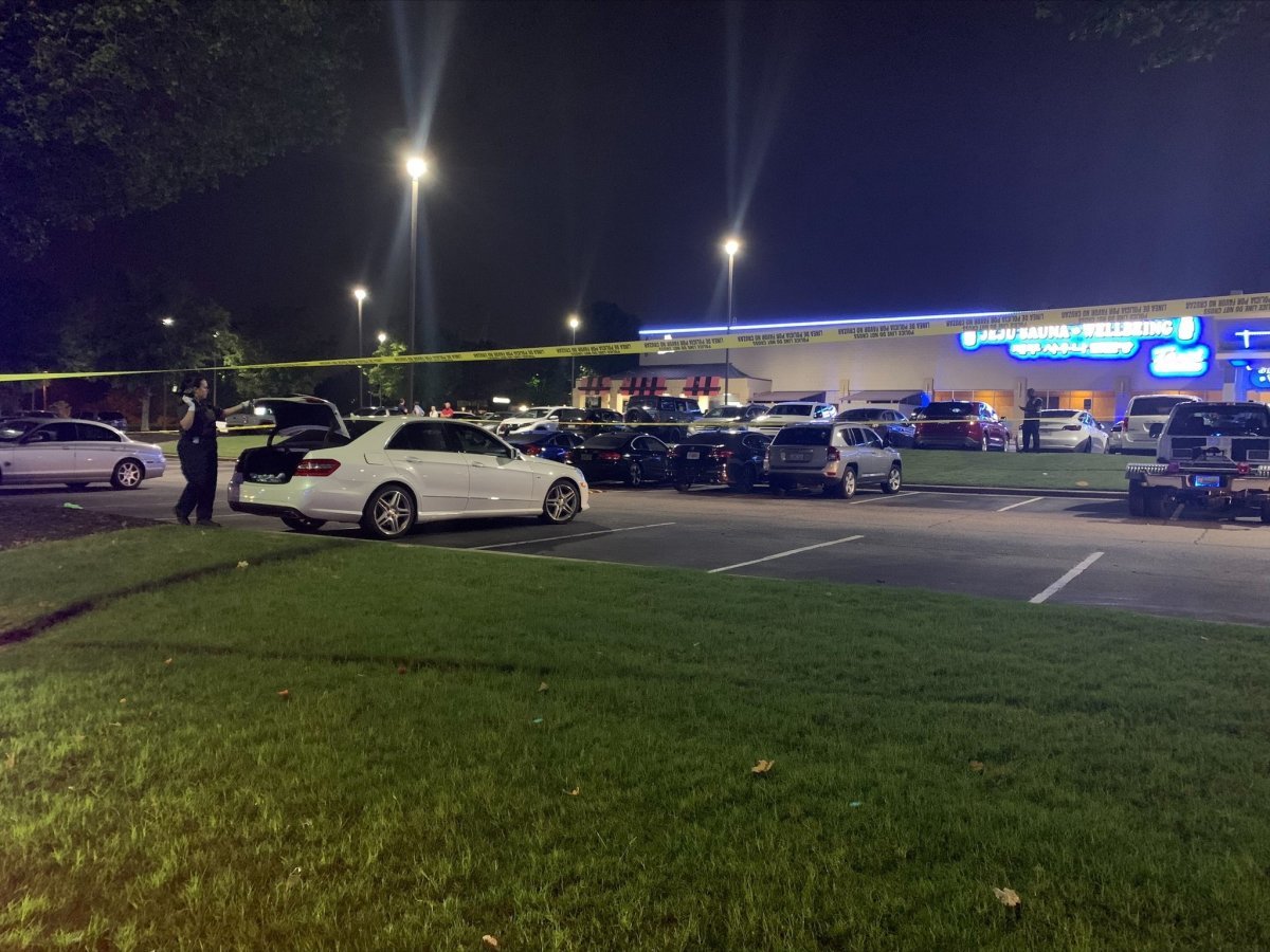 지난 12일(현지시간) 미국 덜루스 한인타운 주차장에서 경찰이 한인 여성의 시신이 발견된 차량을 수색하고 있다. 귀넷 카운티 경찰 페이스북