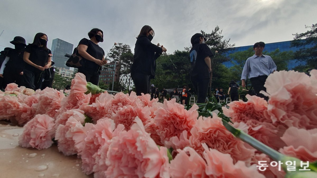 서울 여의도 국회 앞에서 열린 사망 교사 추모식에서 교사와 시민들이 줄을 서서 카네이션을 헌화하고 있다. 동아일보DB