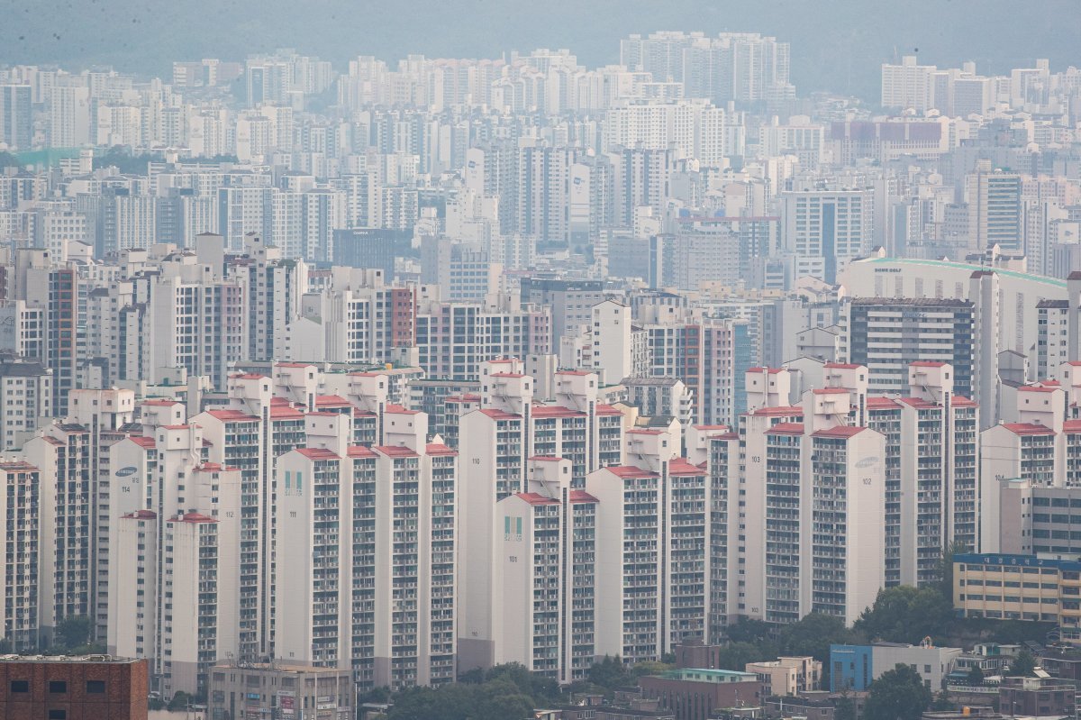 지난 달 27일 서울 중구 남산에서 바라본 서울 도심 아파트 단지 모습. 뉴스1