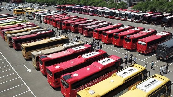 한 놀이공원 대형버스 주차장에 현장 체험학습을 위해 학생들을 태우고 온 관광버스가 빼곡히 주차돼 있다. /뉴스1