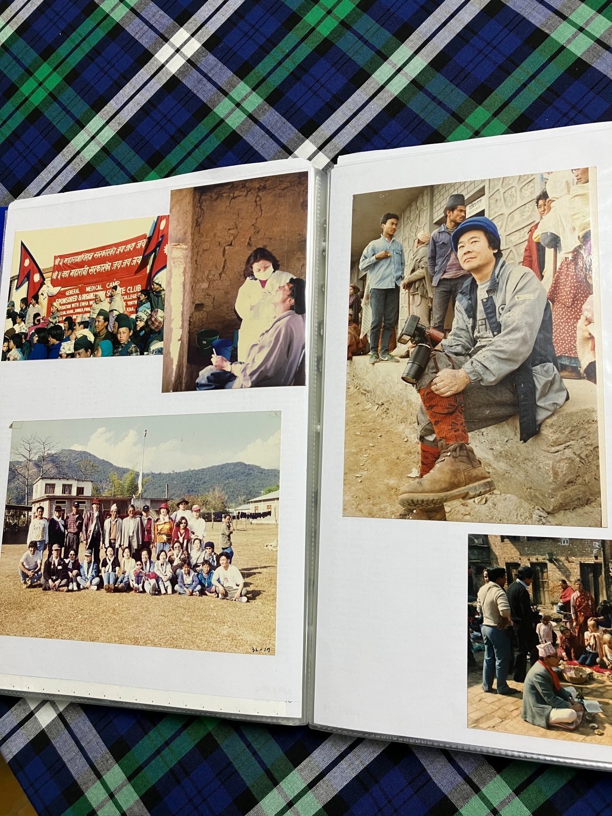 봉사활동을 위해 네팔에 가서 찍은 사진. 이근후 교수가 사진기를 들고 포즈를 취했다(오른쪽 위). 이근후 교수 제공.